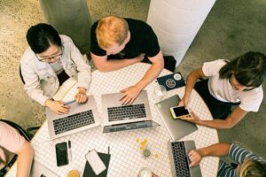 Equipo trabajando con portátiles para adaptar procesos a VeriFactu