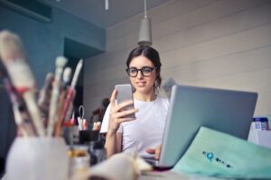 Profesional usando móvil y portátil para digitalización de pymes